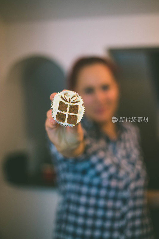 女人手里拿着一块松饼，身体在背景中，复活节食物，绿色，松饼孤立/松饼在女人的手掌